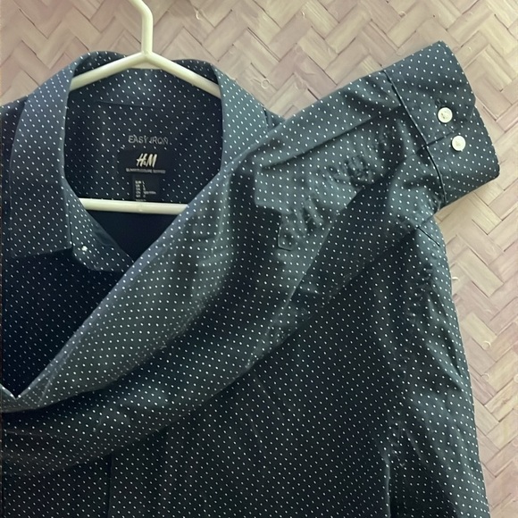 H&M easy iron slimfit men’s long sleeve dress shirt, large polkadot, black white - Picture 5 of 6